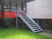 Stahltreppe an einem Notausgang