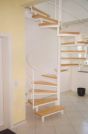 Spindeltreppe mit Holzstufen