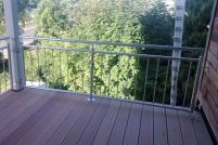 Füllstabgeländer an einem Holzbalkon